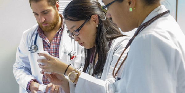 picture of students in a clinical setting