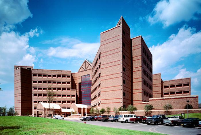 Photo of Brooke Army Medical Center on a slightly cloudy day
