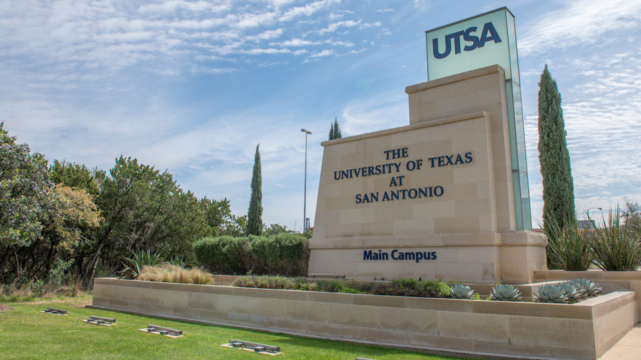 The UTSA sign in front of the university campus.